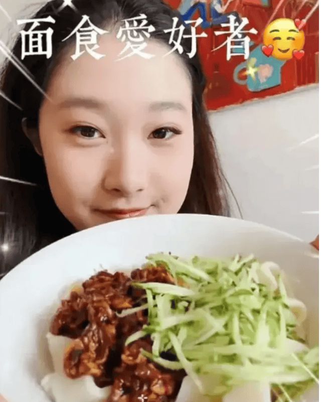 神态神似马伊琍 网友大赞！爱马与妹妹一起做烘焙姐妹俩(图2)
