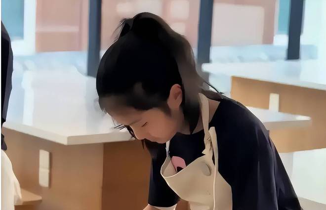 神态神似马伊琍 网友大赞！爱马与妹妹一起做烘焙姐妹俩(图3)